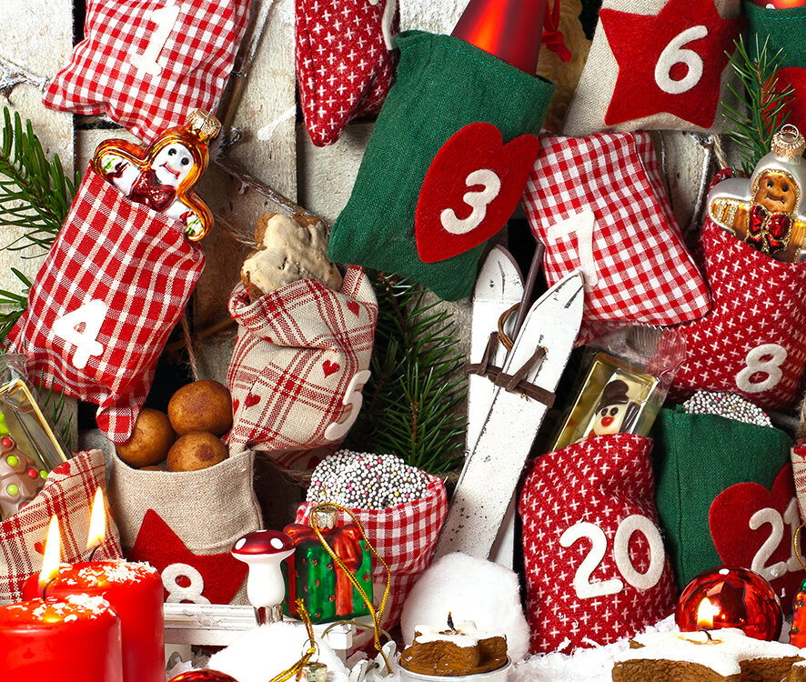 Wiederverwendbarer Adventskalender aus gefüllten Jutesäckchen